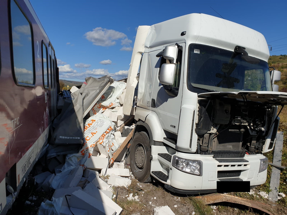 Camionul a fost acroșat de tren, la Doicești, Dâmbovița