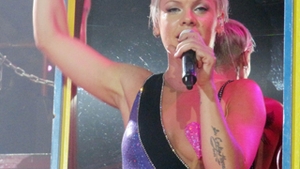 VIDEO Pink face acrobatii periculoase in timpul concertului! Si-a facut asigurare de viata pe 680 000 de lire sterline!