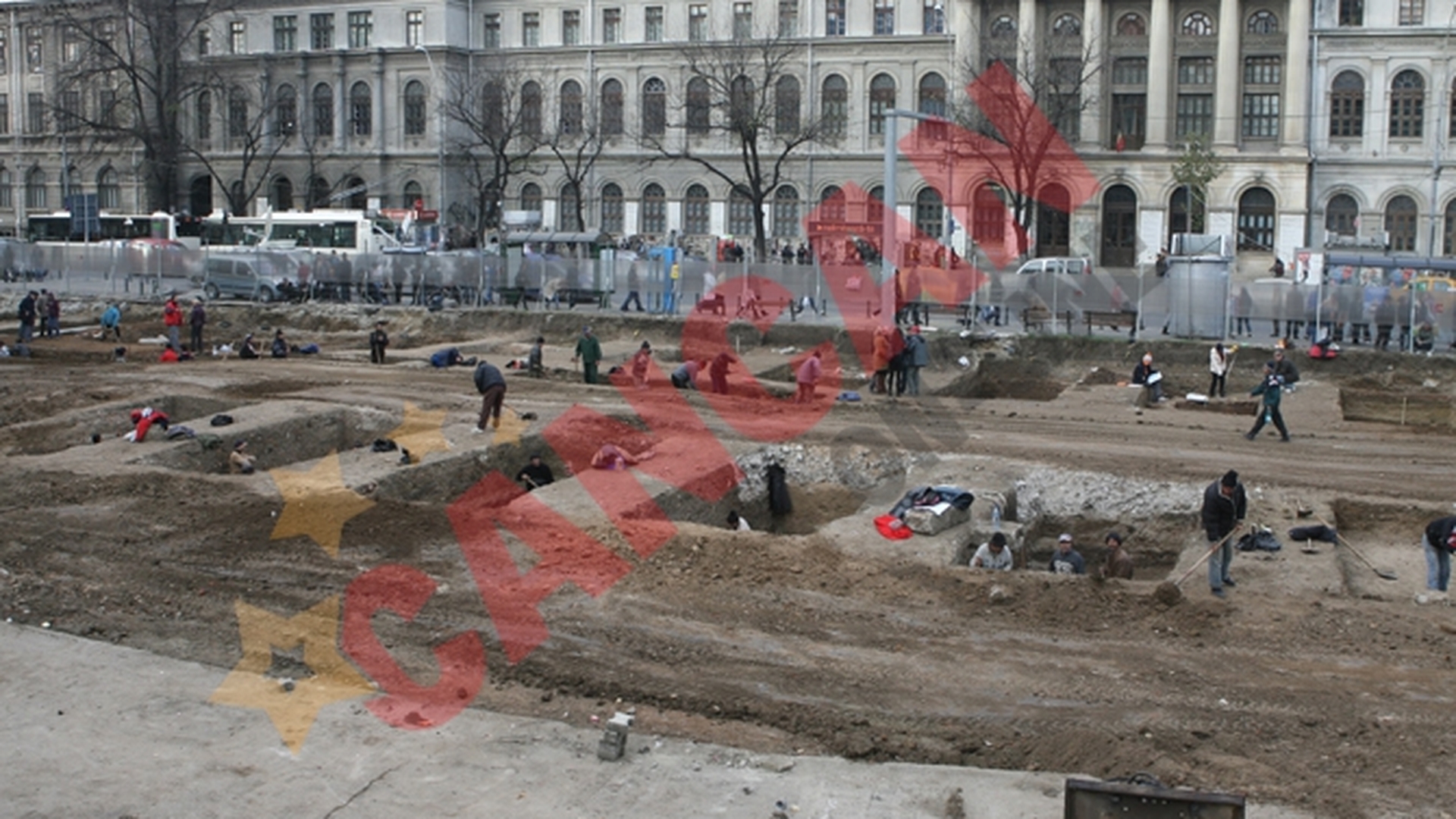 VIDEO Zeci de morminte si schelete umane, descoperite in Piata Universitatii!