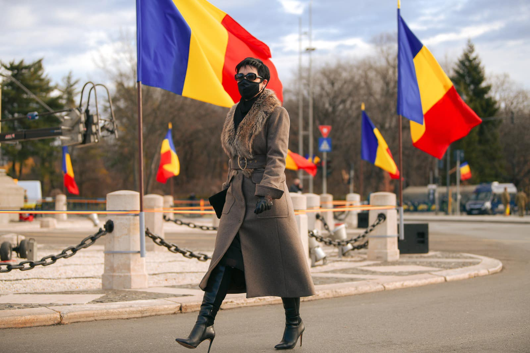 Cine e femeia care a stat lângă Klaus Iohannis la parada militară de 1 decembrie? Prezenţa sa nu a trecut neobservată. FOTO