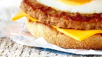 Un client s-a simțit batjocorit după ce a comandat de la McDonald's un McMuffin gol în interior