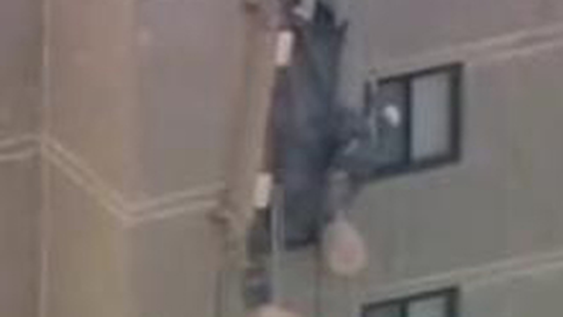 VIDEO Operatiune de salvare riscanta! Doi muncitori blocati la etajul 12 au fost coborati de pompieri