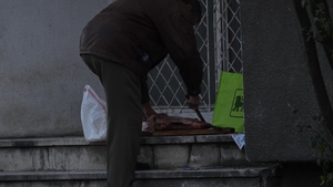 "Mi-a zis sotia sa nu fac mizerie in casa!" Ce a urmat in spatele blocului e desprins din filmele de comedie!