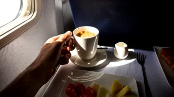 De ce nu trebuie să comanzi cafea în avion. O fostă stewardesă avertizează