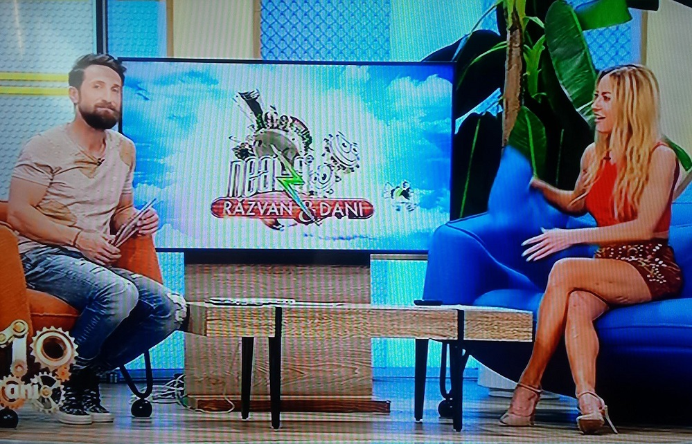 Flavia Mihășan, ”ciuruită” de celulită. A îmbrăcat o fustă prea scurtă și s-a văzut defectul