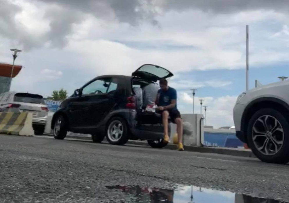 Cătălin Cazacu, prânz pe portbagajul Smart-ului
