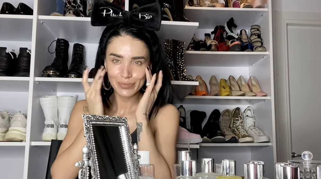 Adelina Pestrițu, nemachiată