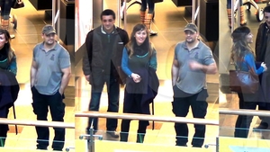 Campionul mondial la skandenberg isi incordeaza “muschii” la reducerile din mall