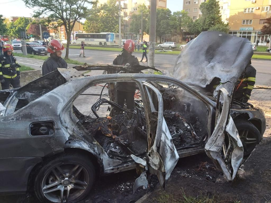 Incendiu în Arad. Un bărbat a fost găsit mort în flăcări, într-o mașină care a ars