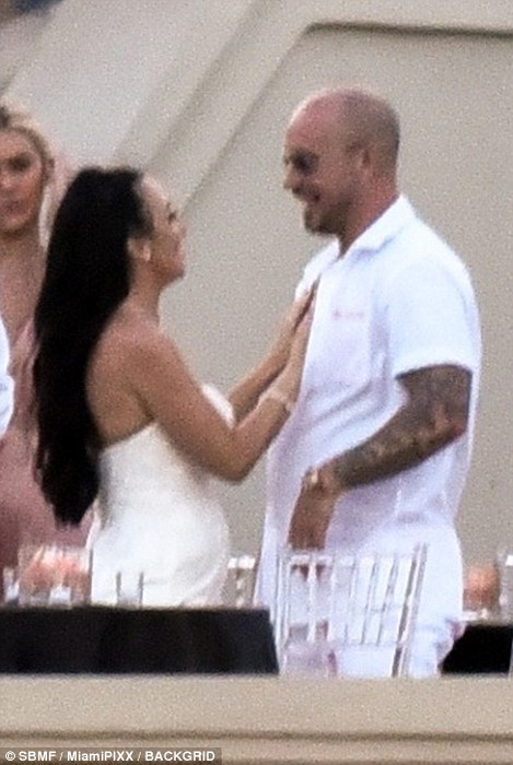 GALERIE FOTO. Au făcut spectacol la nunta tatălui său! Justin Bieber și Selena Gomez, poze incendiare! S-au pipăit de față cu toată lumea!