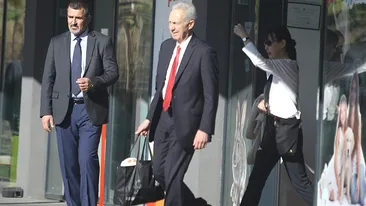 VIDEO EXCLUSIV. Breşă în dispozitivul de securitate al nr. 1 american în România. Ce făceau pe trotuar gărzile de corp ale Ambasadorului SUA în timp ce ”obiectivul” şi soţia se aflau singurei într-un…