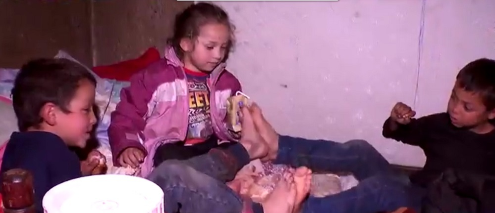 FOTO / Mara Bănică, cadou emoţionant pentru un tată invalid care creşte singur şase copii: „E din suflet, în memoria bunicii mele”