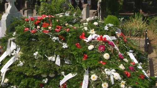 S-a dus vremea coroanelor cu flori la Lugoj! Preot: ”Le-am spus în biserică: plicul cu bani!”