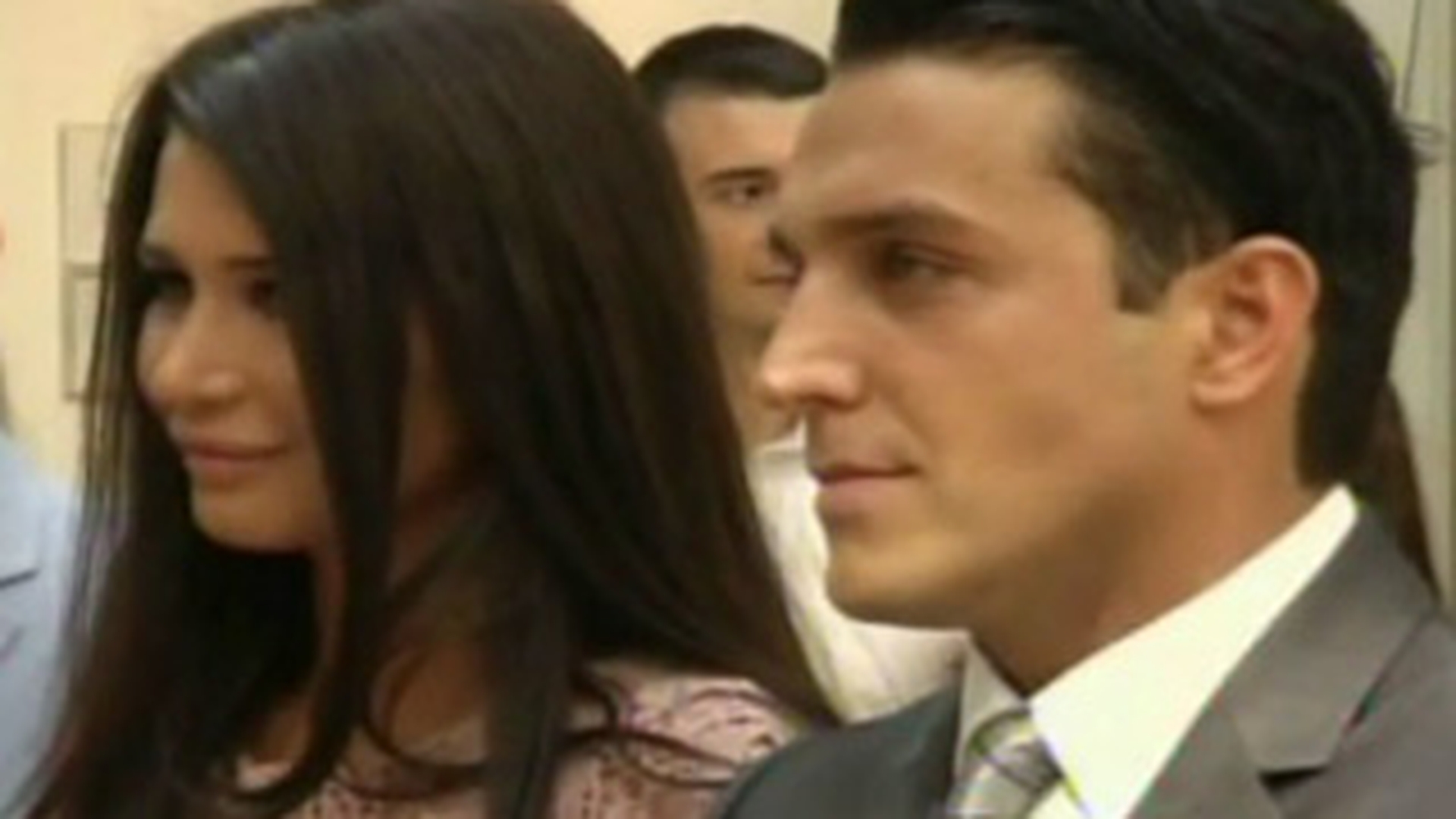 Momentul in care Elena Basescu a spus "DA"! Uite cum a fost cununia civila a mezinei presedintelui - EBA si-a pastrat numele de familie