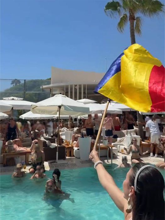 Dansatoare îmbrăcate tematic animă petrecerea de lângă piscină