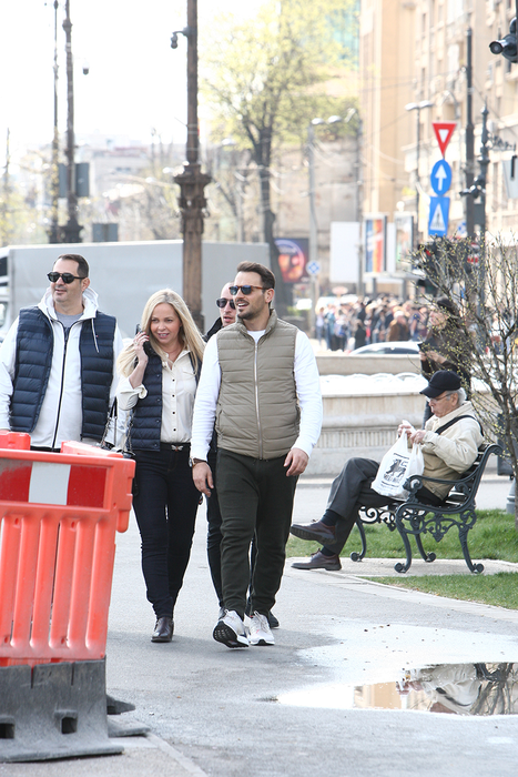 Nikos, alături de o misterioasă blondă