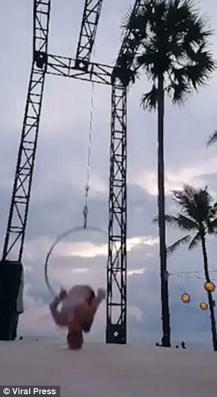 Momentul dramatic în care o acrobată îşi rupe gâtul, căzând de la patru metri înălţime! Totul a fost filmat