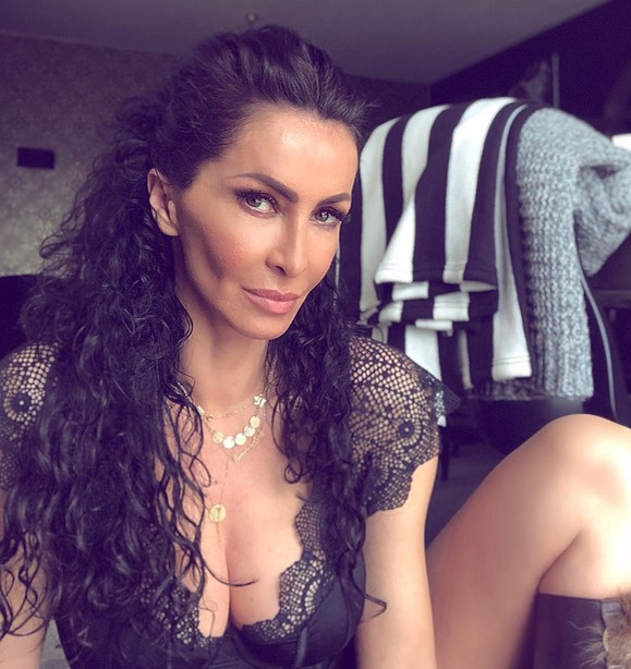 Mihaela Rădulescu, fără ruşine! S-a pozat aproape goală şi a urcat imaginea pe internet: „Perfecţiune”