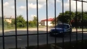 VIDEO. Drifturi printre pietoni, pe ulițele din Mătăsaru, Dâmbovița. Șoferul teribilist, reclamat la poliție