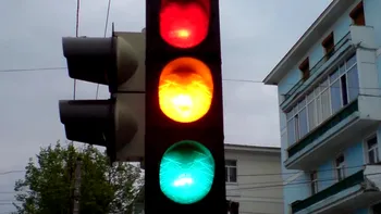 Amenda uriașă pe care o primesc șoferii care accelerează când văd culoarea galbenă a semaforului. Când ai voie să treci