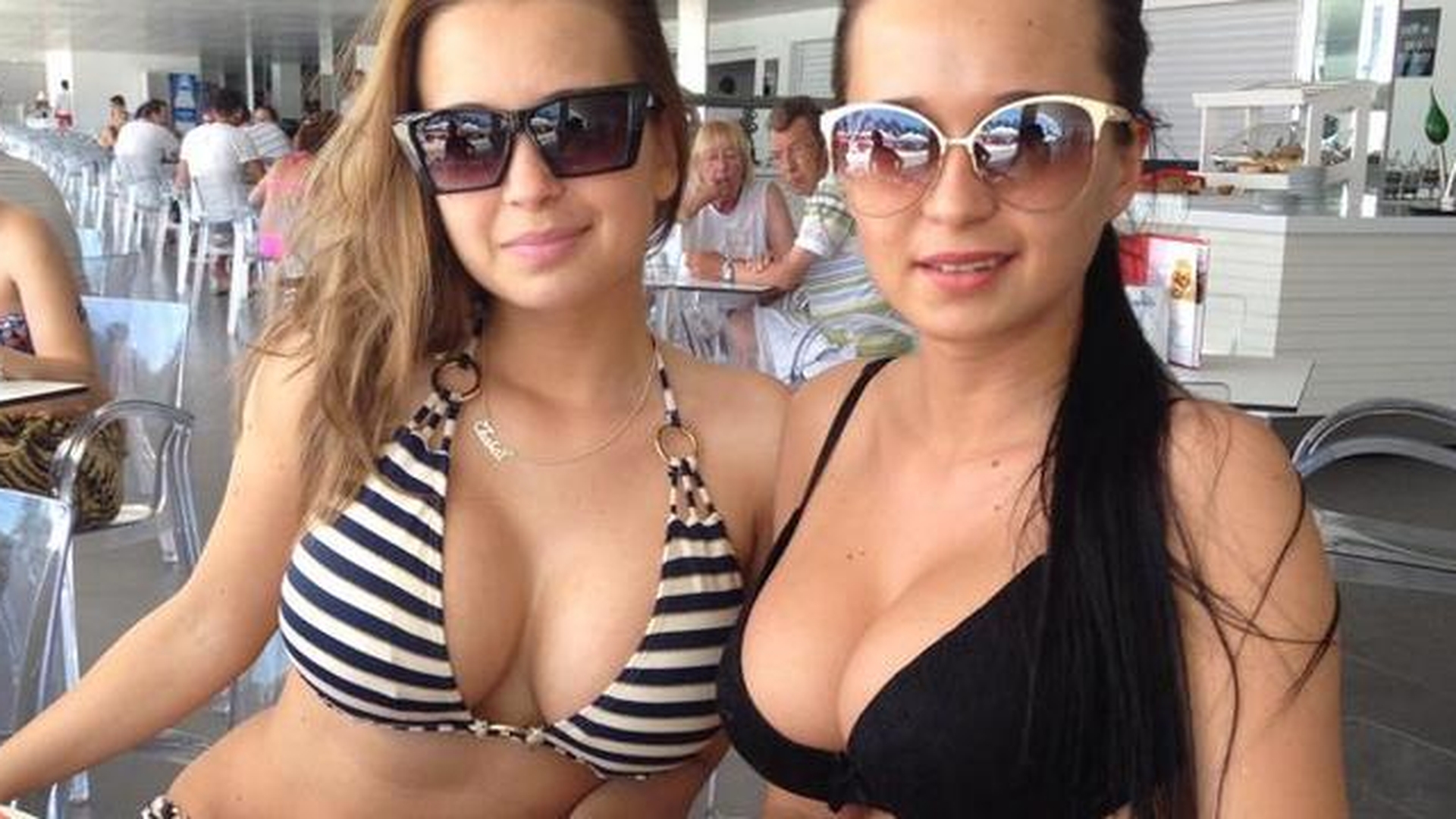 Surorile lesbiene lovesc din nou! Vezi in ce ipostaza au fost surprinse cele doua artiste!