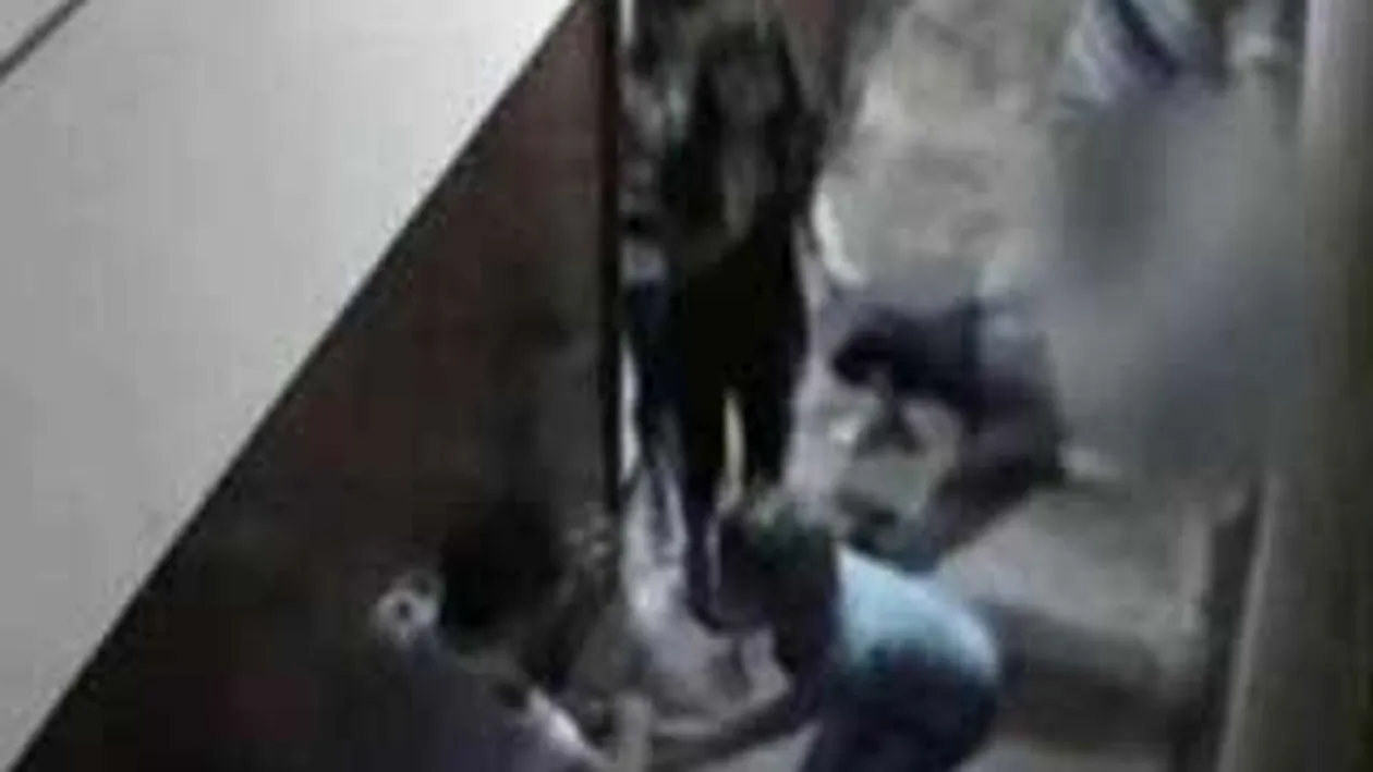 VIDEO SOCANT! Lasa un tanar inconstient dupa ce-l izbesete de  perete si-i da un picior in fata