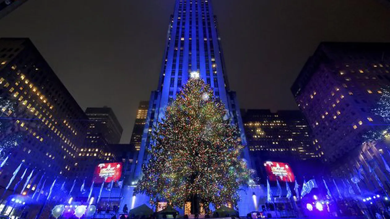 S-au aprins luminiţele în celebrul Rockefeller Center din New York! Vezi cum arată bradul din acest an. Imaginile sunt spectaculoase