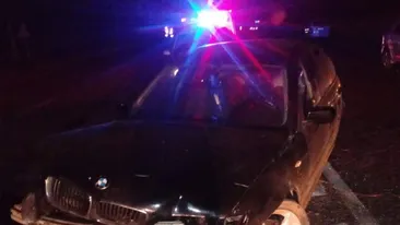 Accident violent în Dolj! Un bebeluş în stare gravă şi alte 3 persoane rănite, după ce mașina în care erau a lovit o fântână pe DN6