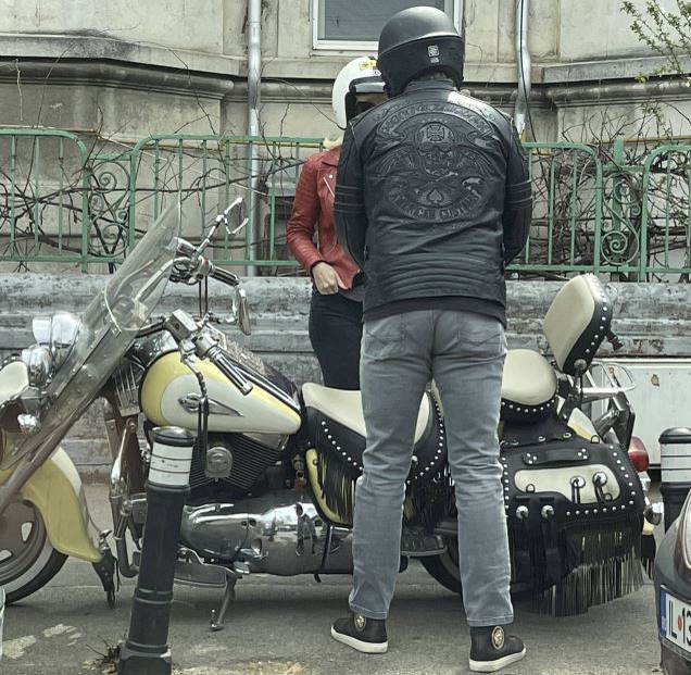 Edy de România discută cu partenera înainte să pornească la drum