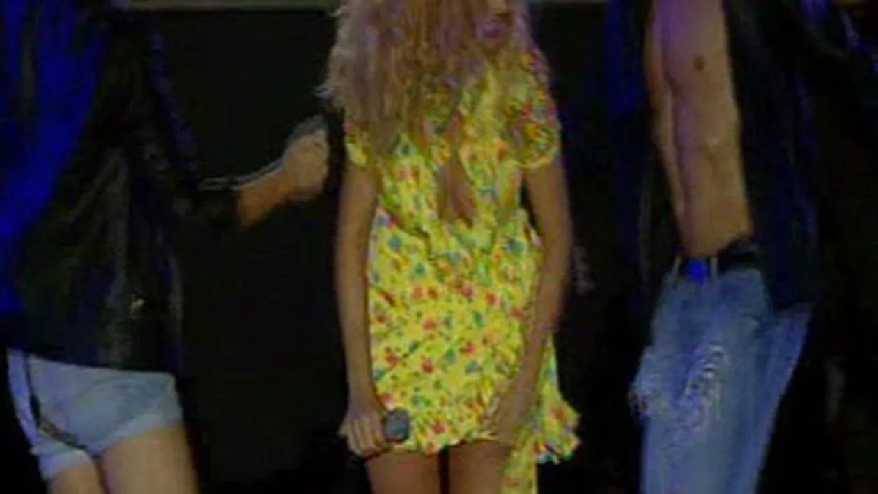 VIDEO Andreea Banica a avut probleme cu decolteul la RMA! Artista nu a avut sutien pe sub rochia foarte sexy