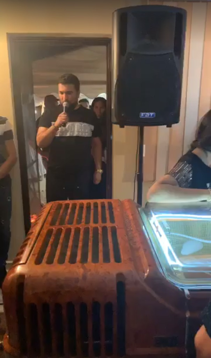 Soția lui Dany Vicol, nedezlipită de sicriul bărbatului iubit. Imagini de la priveghiul tânărului ucis în accidentul provocat de Mario Iorgulescu. VIDEO