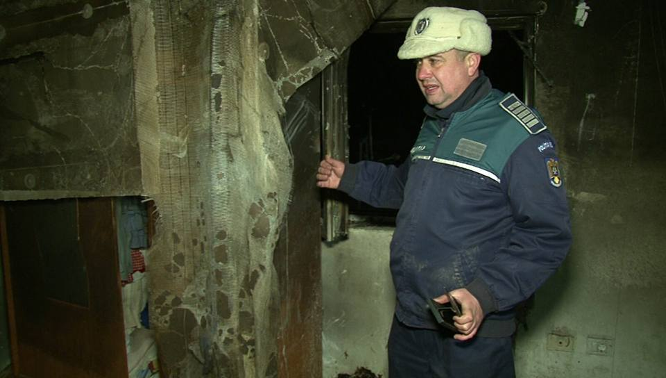 Trei poliţişti au suferit vătămări corporale, după ce au scos din flăcări un bărbat şi copiii acestuia