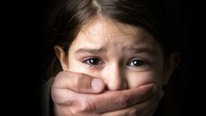 Pedofilii care au răpit și violat o fetiță de 10 ani au fost puși în libertate de către procurori