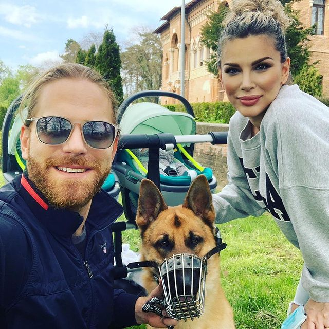 Alina Laufer alături de Ilan, gemeni și cățelul familiei, în parc