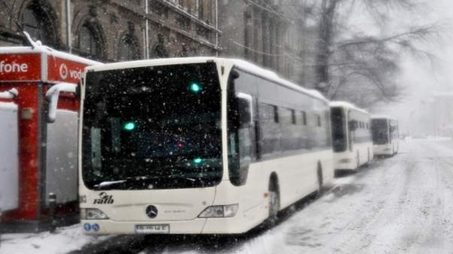 O femeie aproape dezbrăcată a fost găsită moartă într-o staţie de autobuz din Vaslui!