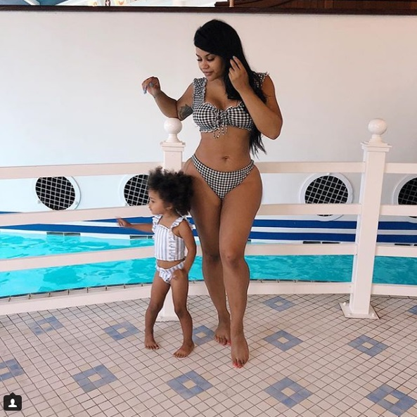 Lateysha Grace, într-un costum de baie minuscul care îi sugrumă zona intimă! Pozele pe care vedeta TV le vrea ștearse definitiv