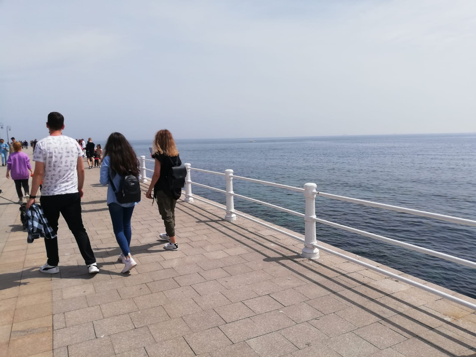 Constănțenii au ieșit la plimbare pe faleza de la Cazinou, de 1 Mai, înainte de Înviere