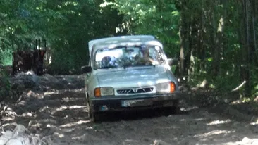 Soferul acestei Dacii a crezut ca are Jeep! Ce a patit barbatul in mijlocul unei paduri: Parca a inghitit-o pamantul