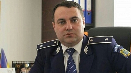 Maşina nouă i-a adus ghinion şefului Poliţiei Titu. Colegii lui l-au filmat "zburând" cu 121 km/h în localitate şi l-au lăsat pieton