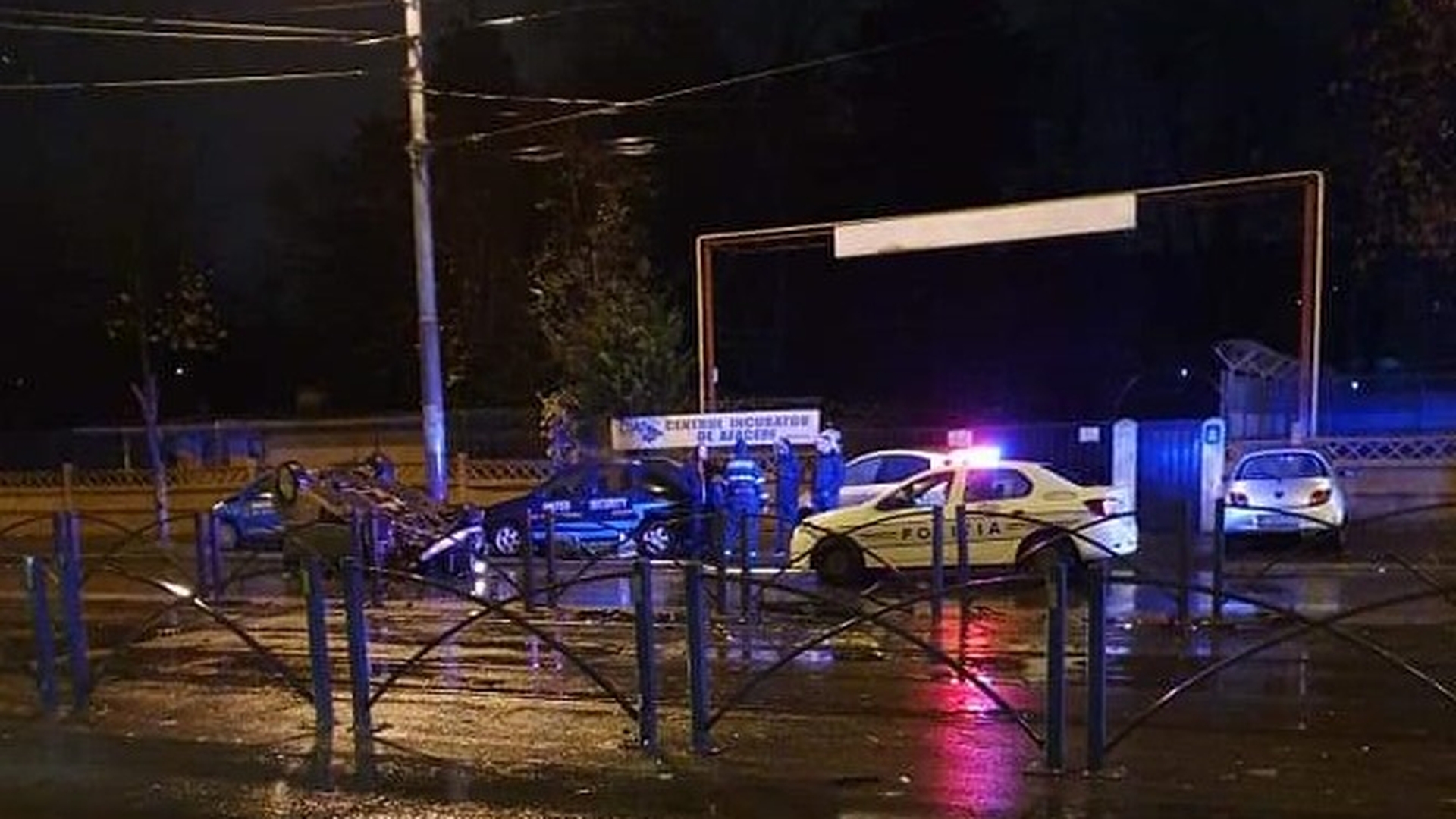 Grav accident, azi-noapte, în București. Un șofer s-a răsturnat cu mașina pe șoseaua Olteniței