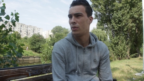 Asta-i Romania! Drama unui seropozitiv care traieste intr-o scara de bloc si se milogeste sa fie lasat sa munceasca!