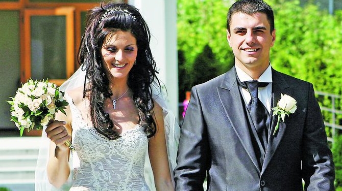 Si-a luat hainele si a disparut o luna de acasa! Adina Meirosu, parasita de sot