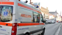 O ambulanță care transporta pacienți la dializă a fost lovită de o mașină. Cinci persoane rănite