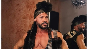Cornel Păsat, clipe terifiante pe ringul de dans. „Am leșinat de durere și toată lumea de acolo râdea. Mă târam pe scenă”. Cel mai greu moment din cariera liderului Flamingo Boys