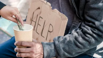 Cerșetorul român care i-a uimit pe polițiștii italieni! Câți bani au găsit carabinierii în buzunarul său