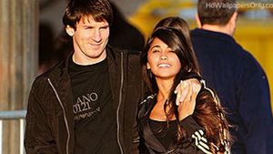 Si-a bagat capul intre sanii ei, iar paparazzi au fost pe faza! Totul despre blonda din Romania care i-a luat mintile lui Messi!