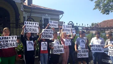 Este protest la Curtea de Apel Craiova. Susţinătorii Sorinei, fetița din Baia de Aramă, au venit înarmaţi cu pancarde