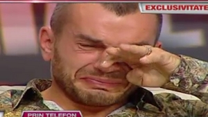 Durul Pitbull s-a topit de emotii in direct! A izbucnit in lacrimi doar când a auzit-o pe mama lui! Vezi ce i-a spus femeia