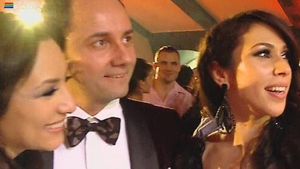 Ce party! Năşica Andra a dansat până dimineaţă...şi când n-a mai putut, şi-a dat pantofii jos şi a stat în picioarele goale!