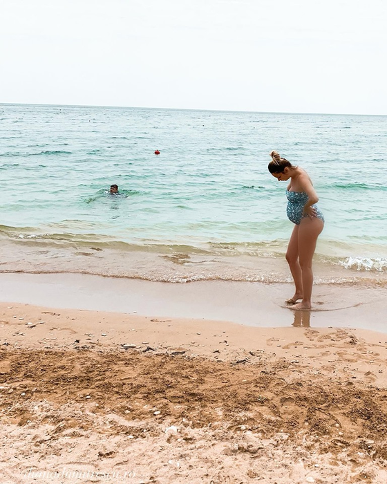 Diana Dumitrescu, mărturisiri neașteptate înainte să nască: “Nu avem relația perfectă”. Vedeta, surprinsă într-un costum de baie sexy, din două piese
